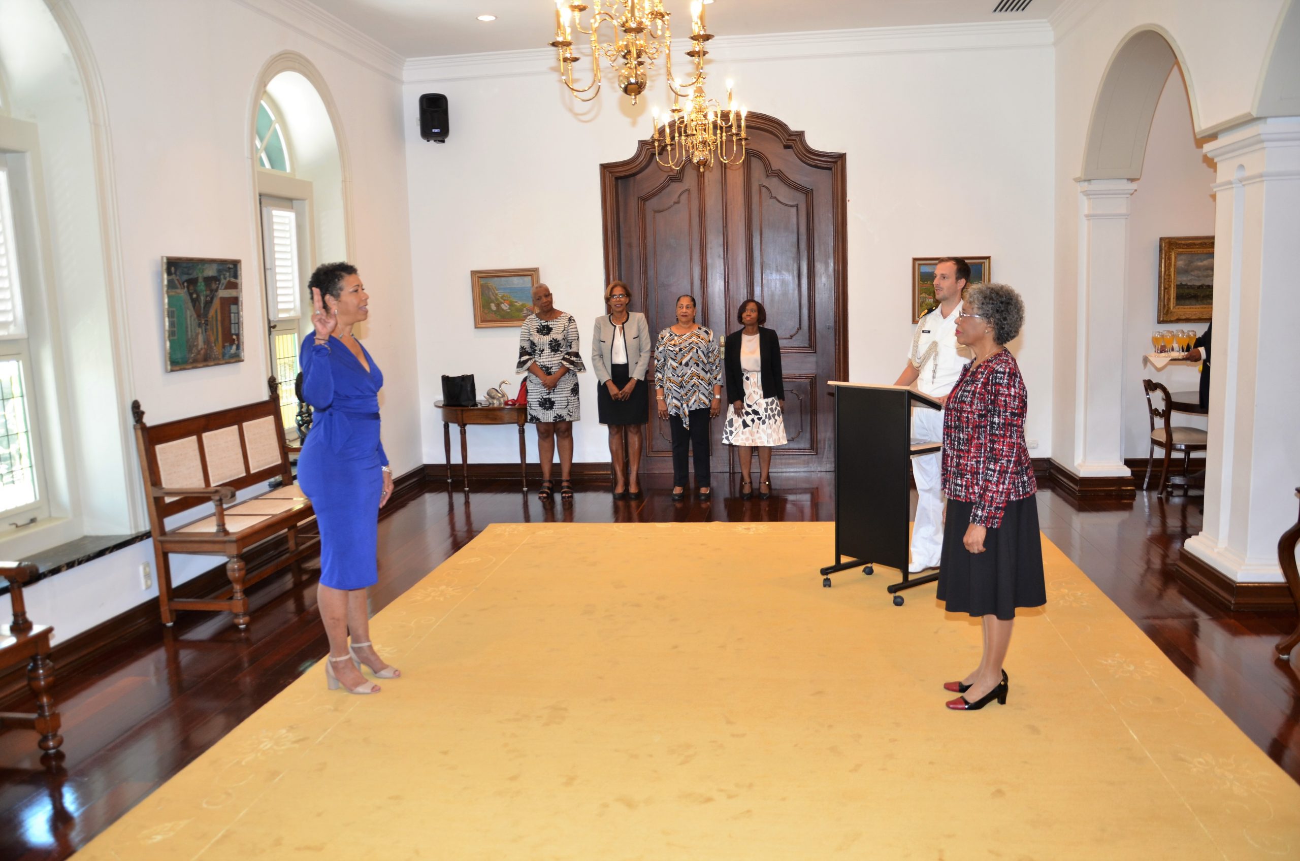 Op de foto: De Gouverneur van Curaçao, H.E. Lucille George-Wout (rechts) en mevrouw Clarion Taylor (links).